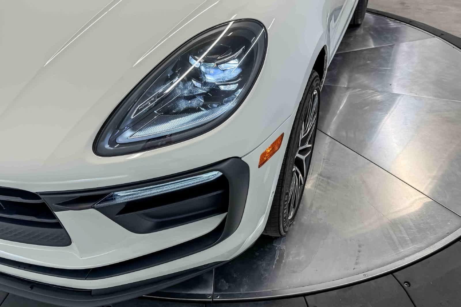 Certified 2023 Porsche Macan AWD/4WD image 16