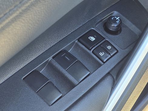 Used 2023 Toyota Corolla Cross XLE image 19