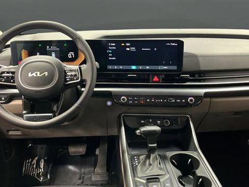 Used 2025 Kia Carnival FWD image 11