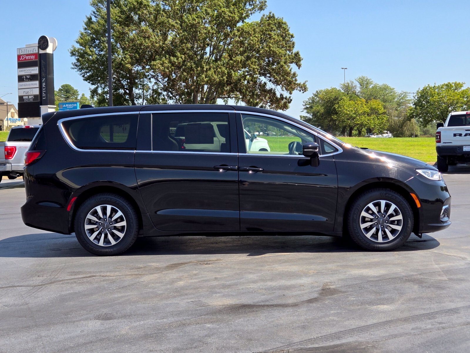 Used 2024 Chrysler Pacifica Limited FWD image 6