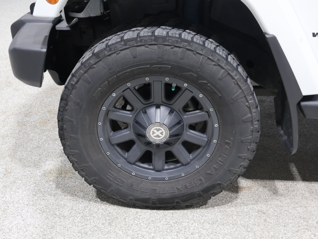 Used 2013 Jeep Wrangler Unlimited Sahara w/ Dual Top Group AWD/4WD image 9