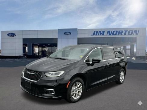 Used 2024 Chrysler Pacifica Touring-L FWD image 9