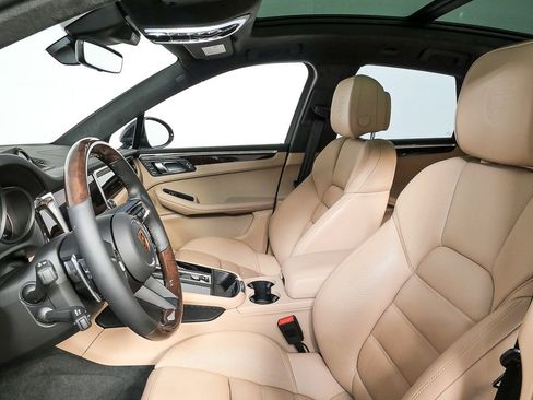 Certified 2025 Porsche Macan GTS image 5