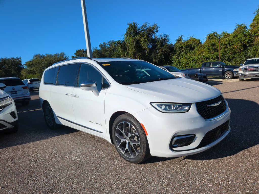 Used 2024 Chrysler Pacifica Pinnacle FWD image 2