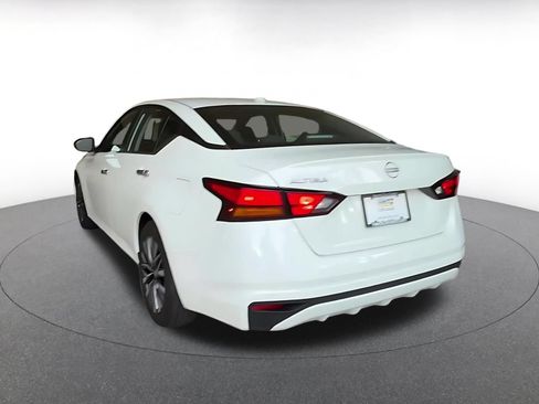 Used 2025 Nissan Altima 2.5 SV FWD image 11