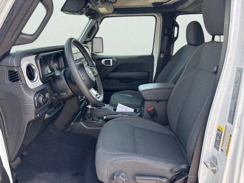 Used 2025 Jeep Wrangler Sahara image 11