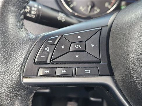 Used 2018 Nissan Rogue SV FWD image 16