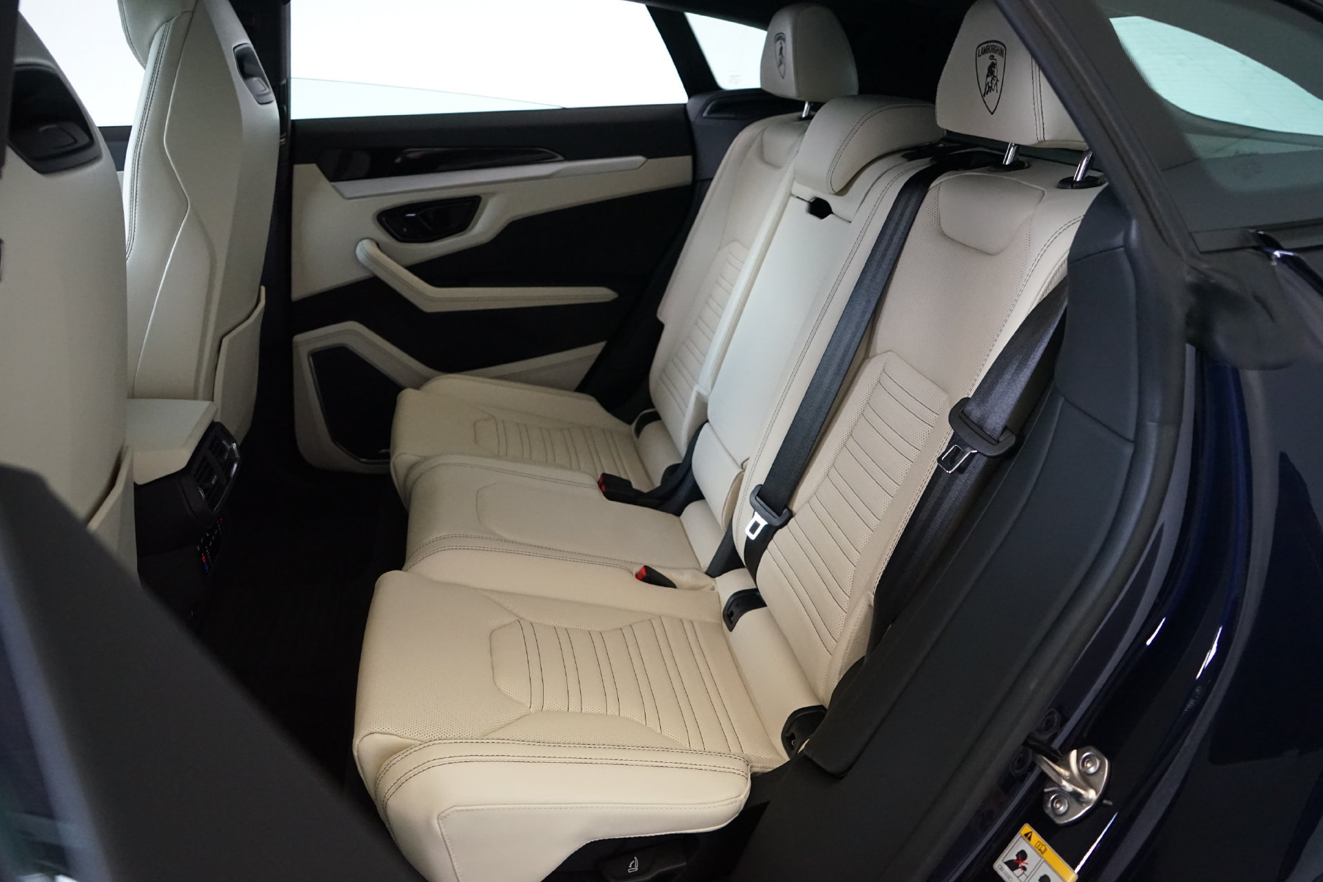Used 2025 Lamborghini Urus SE AWD/4WD image 24