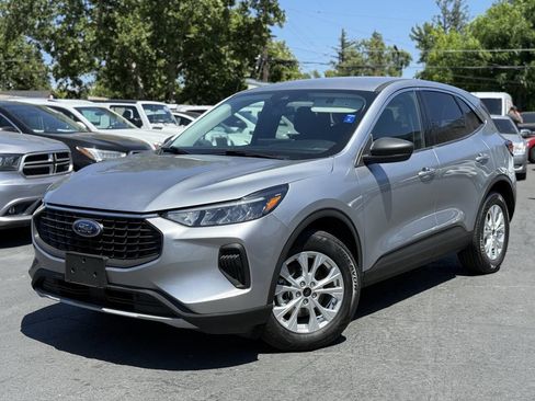 Used 2023 Ford Escape Active w/ Tech Pack #1 FWD image 2