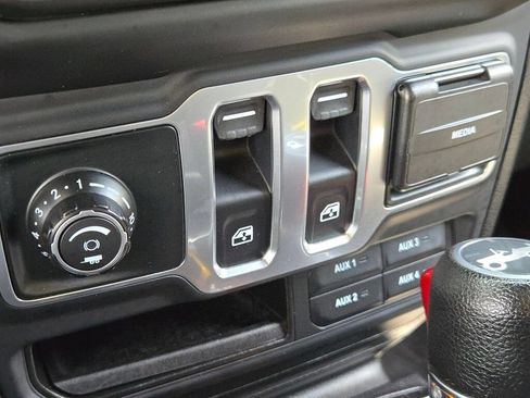 Used 2019 Jeep Wrangler Sport AWD/4WD image 28