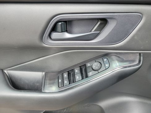 Used 2024 Nissan Rogue S FWD image 19