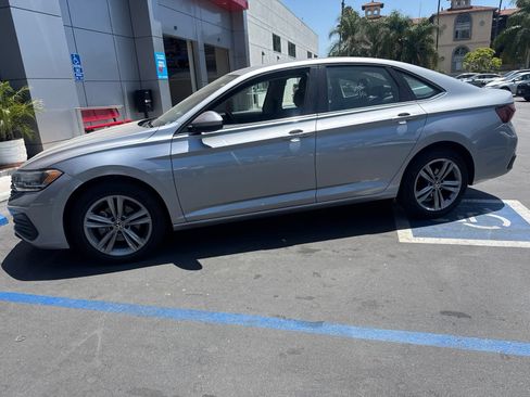Used 2024 Volkswagen Jetta SE FWD image 3