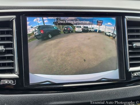 Used 2023 Chrysler Pacifica Touring-L FWD image 18