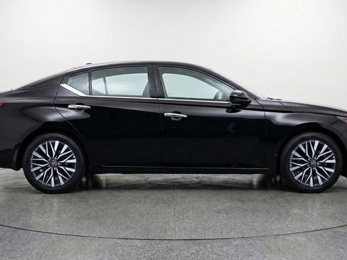 Used 2025 Nissan Altima 2.5 SV image 11