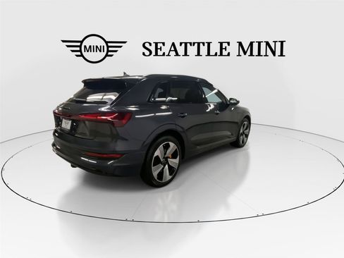 Used 2023 Audi e-tron Premium Plus w/ Premium Plus Package AWD/4WD image 11