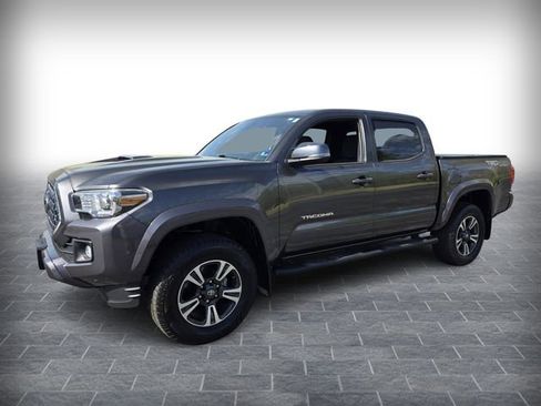 Used 2019 Toyota Tacoma TRD Sport w/ Technology Package image 3