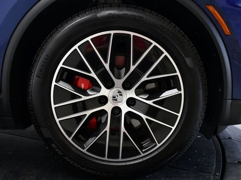 Certified 2025 Porsche Macan 4S Electric AWD/4WD image 19