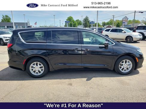 Used 2023 Chrysler Pacifica Touring-L FWD image 6