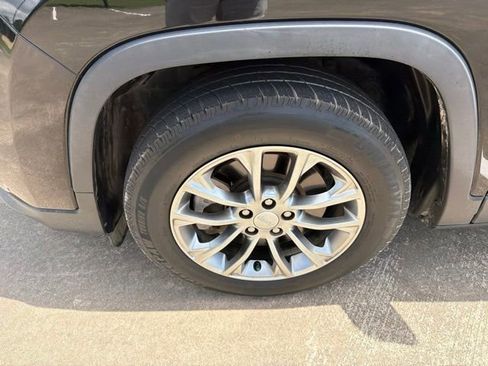 Used 2019 Jeep Cherokee Latitude Plus FWD image 3
