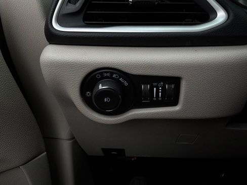 Used 2024 Chrysler Pacifica Touring-L FWD image 28