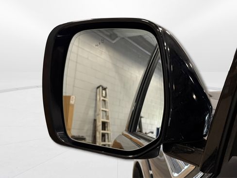 Used 2022 Nissan Armada SL w/ Captain's Chairs Package AWD/4WD image 14