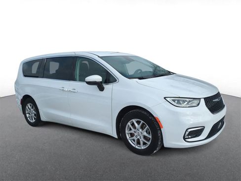 Used 2023 Chrysler Pacifica Touring-L image 2