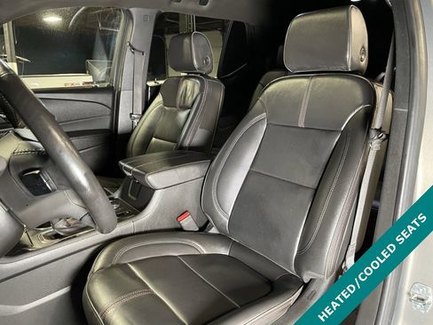 Used 2023 Chevrolet Traverse RS image 3