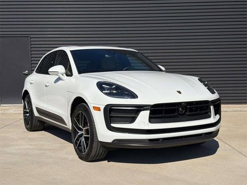 Certified 2025 Porsche Macan Base image 9