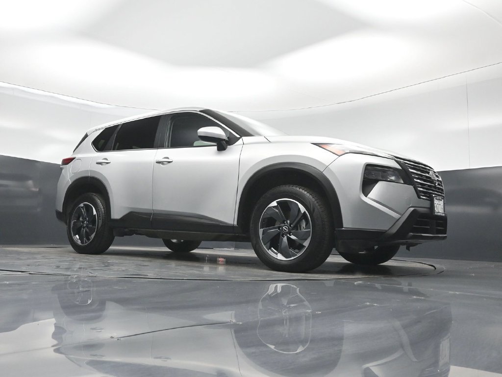 Used 2024 Nissan Rogue SV AWD/4WD image 3
