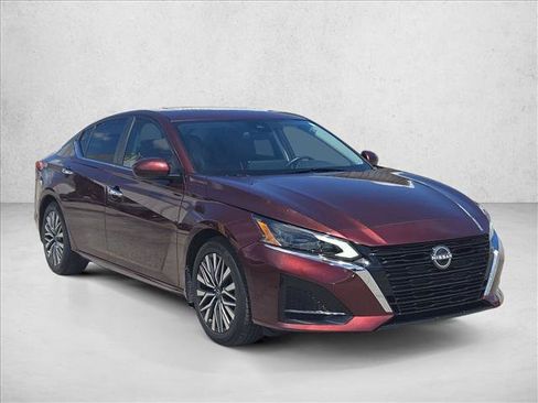 Used 2024 Nissan Altima 2.5 SV w/ SV Premium Package FWD image 3