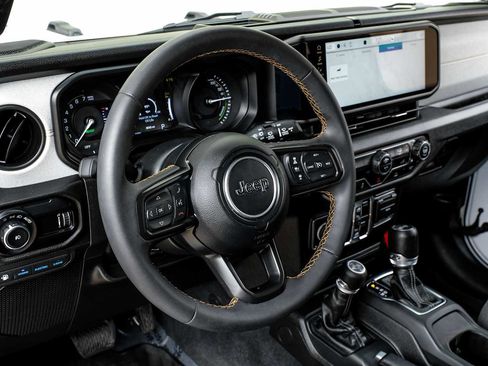Used 2024 Jeep Wrangler Unlimited AWD/4WD image 19