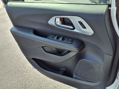 Used 2026 Chrysler Pacifica Limited FWD image 19