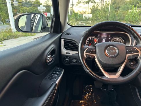 Used 2018 Jeep Cherokee Limited image 29