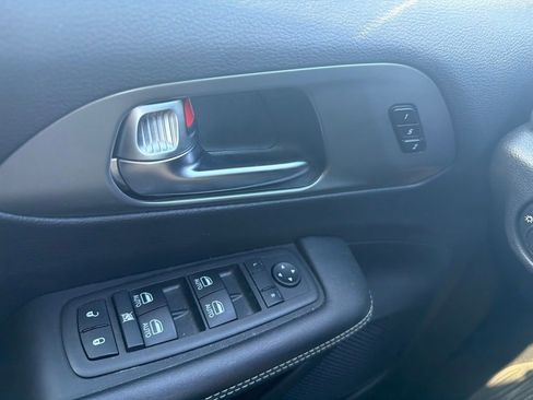 Used 2025 Chrysler Pacifica Select FWD image 16