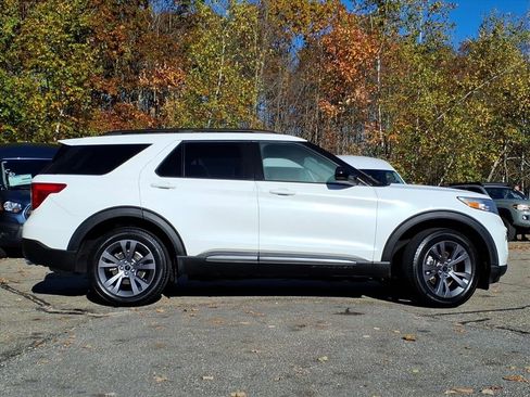 Used 2022 Ford Explorer XLT w/ Equipment Group 202A image 3