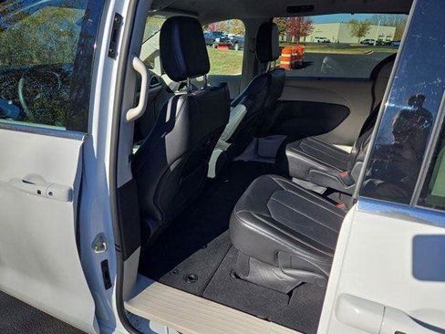 Used 2024 Chrysler Pacifica Touring-L FWD image 25