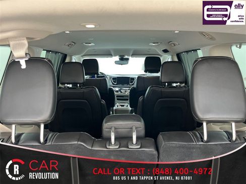 Used 2023 Chrysler Pacifica Touring-L FWD image 10