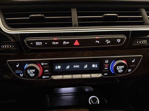 Used 2017 Audi Q7 3.0T Premium Plus w/ Premium Plus Package AWD/4WD image 28