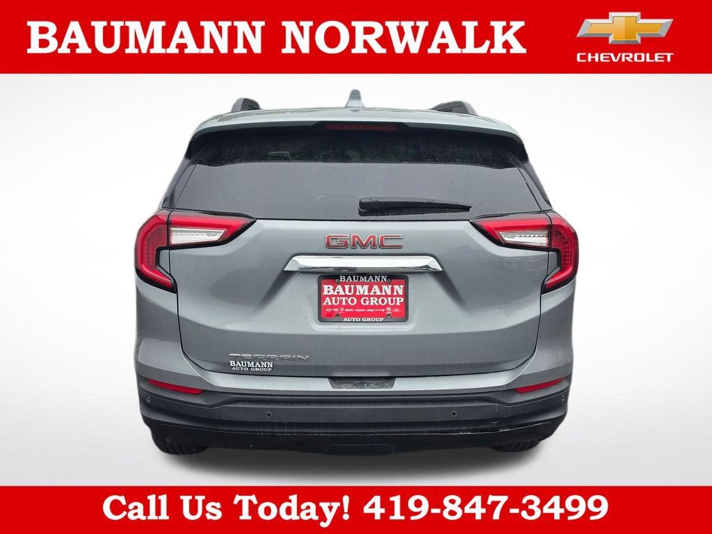 Used 2024 GMC Terrain SLE w/ Driver Convenience Package FWD image 11