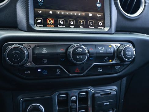 Used 2023 Jeep Wrangler Unlimited Sahara AWD/4WD image 19