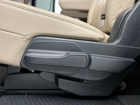 Used 2024 Ford Expedition Max XLT image 14