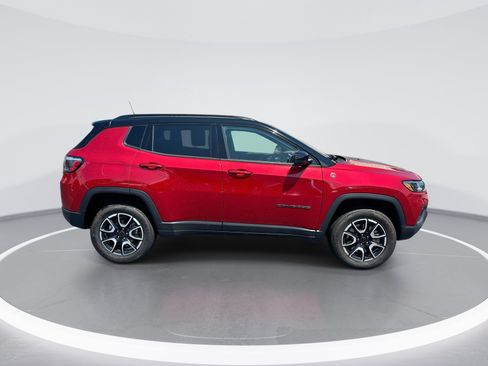 Used 2025 Jeep Compass Trailhawk AWD/4WD image 10