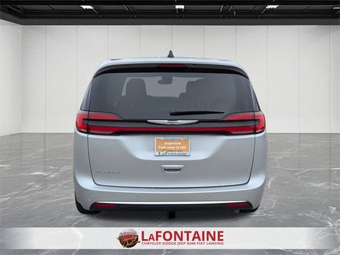 Certified 2024 Chrysler Pacifica Touring-L image 4