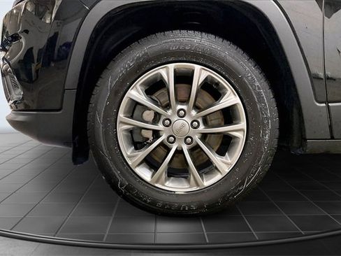 Used 2019 Jeep Cherokee Latitude Plus w/ Cold Weather Group image 9