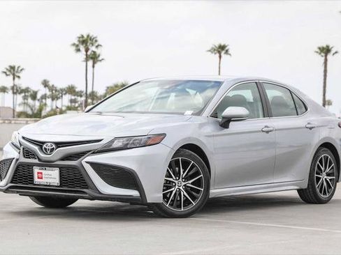 Certified 2022 Toyota Camry SE FWD image 1