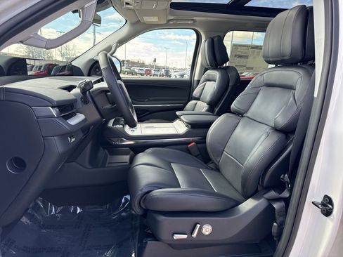 New 2026 Lincoln Navigator Reserve image 4