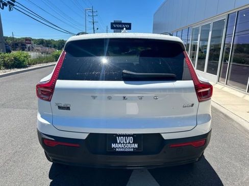 Used 2025 Volvo XC40 B5 Plus AWD/4WD image 4