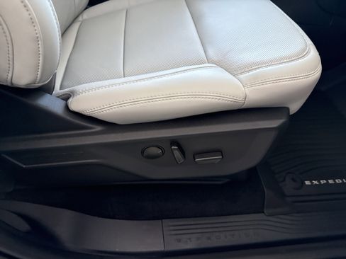 Certified 2025 Ford Expedition Max Platinum image 22