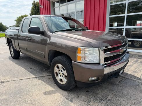Used 2007 Chevrolet Silverado 1500 LT w/ 1LT Convenience Package AWD/4WD image 2