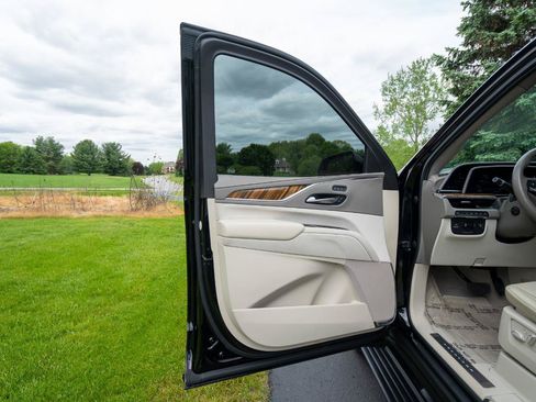 Used 2023 Cadillac Escalade ESV Sport Platinum AWD/4WD image 12